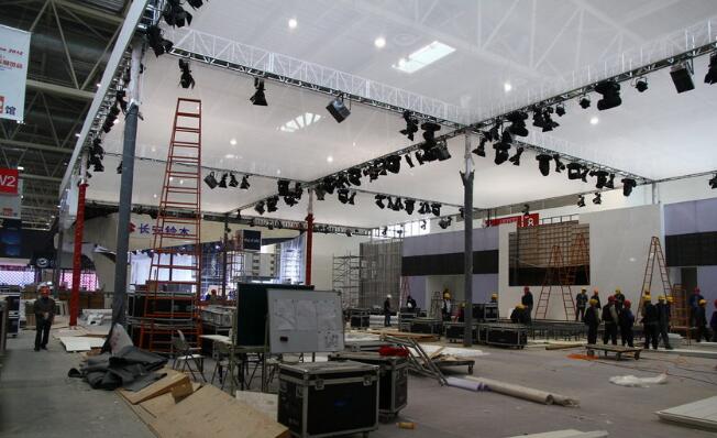 青岛会展搭建为车展进行展台搭建完工